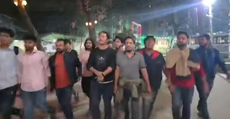 পাকিস্তানের পতাকা এঁকে পদদলিত করতে বাধা, জবি ছাত্রদলের বিক্ষোভ