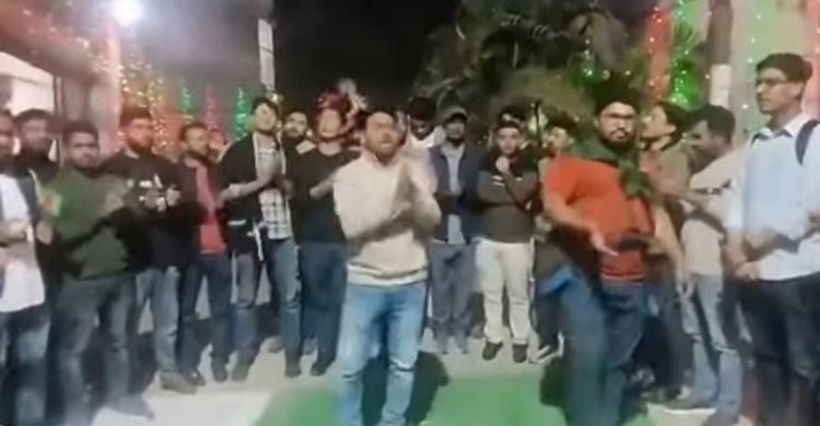 জগন্নাথ বিশ্ববিদ্যালয়ে (জবি) পাকিস্তানের পতাকা এঁকে পদদলিত করতে বাধা দেওয়ায় উপাচার্যকে অবরোধ করে বিক্ষোভ করেছে শাখা ছাত্রদল