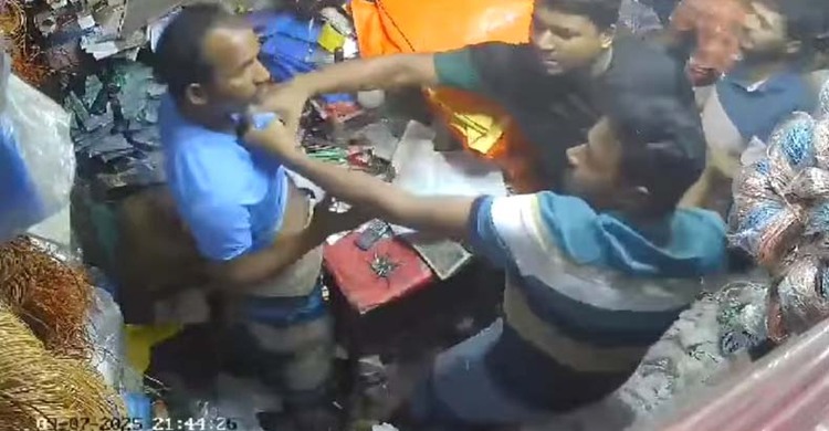 পাওনা টাকা চাওয়ায় ব্যবসায়ীকে যুবদল নেতার মারধর, ভিডিও ভাইরাল