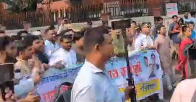 Marchers towards home ministry seek adviser's resignation