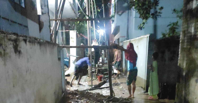 পৌরসভার রাস্তার মাঝখানে পানির পাম্প বসালেন যুবলীগ নেতা