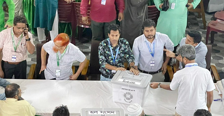 হাত দিয়েই শুরু হলো কেন্দ্রীয় সংসদের ভোট গণনা