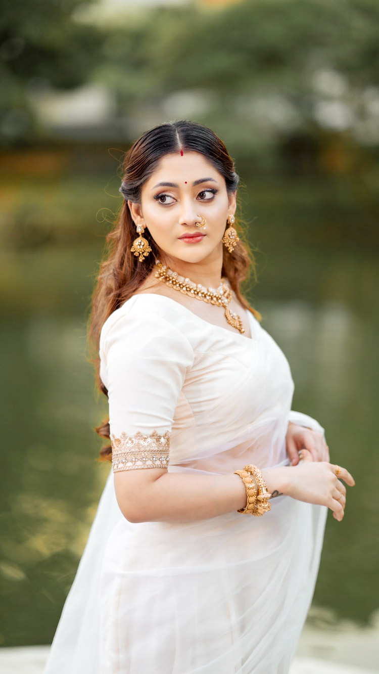 অবিবাহিত অভিনেত্রী পূজার কপালে সিঁদুর কেন?