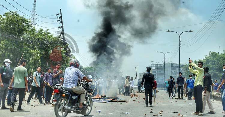 চোখের সামনে একের পর এক হত্যা দেখে ভেঙে পড়েন সাংবাদিকরা