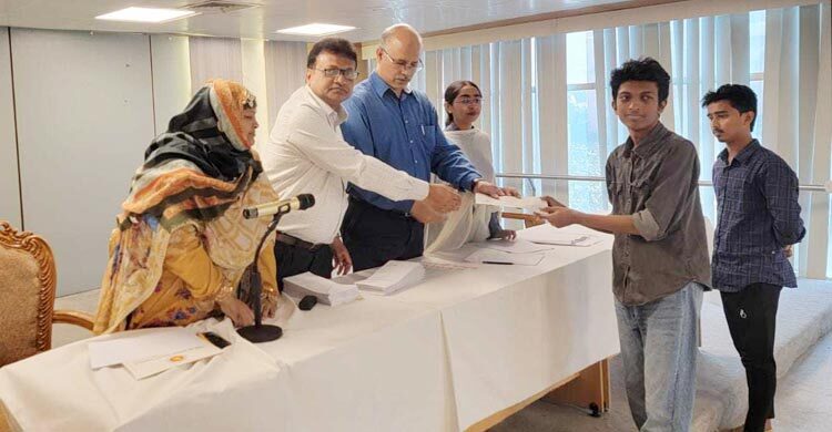 জুলাই বিপ্লবে আহতদের হেলথ কার্ড ও সম্মানি ভাতা বিতরণ