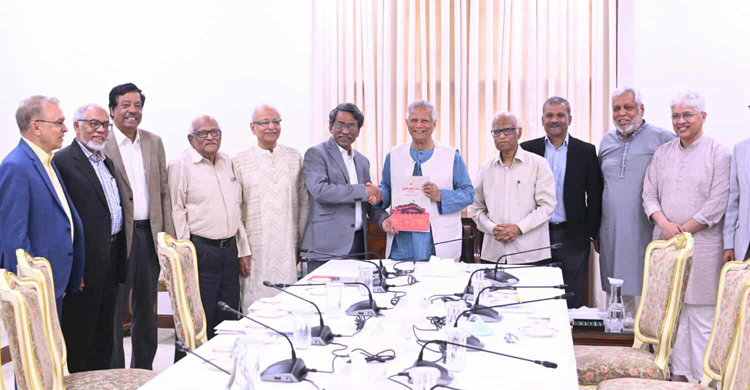 জুলাই সনদ বাস্তবায়নের সুপারিশ প্রধান উপদেষ্টার কাছে হস্তান্তর