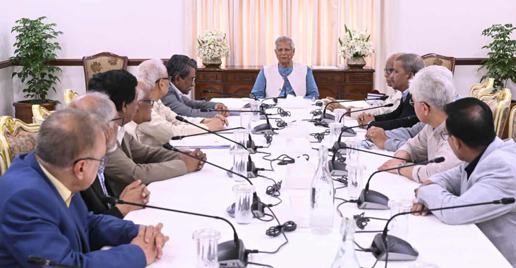 জুলাই সনদ বাস্তবায়নের সুপারিশ প্রধান উপদেষ্টার কাছে হস্তান্তর