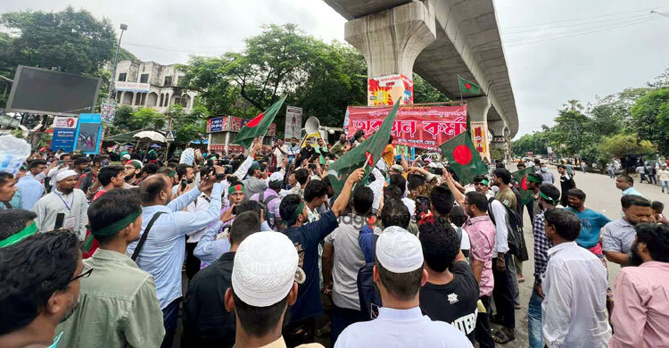জুলাই সনদ বাস্তবায়নের দাবিতে শাহবাগ অবরোধ, যান চলাচল বন্ধ