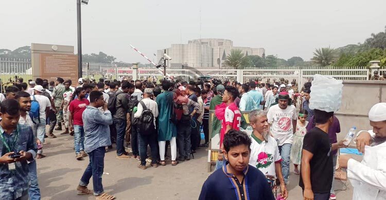 জাতীয় সংসদের গেটে জুলাই যোদ্ধাদের অবস্থান