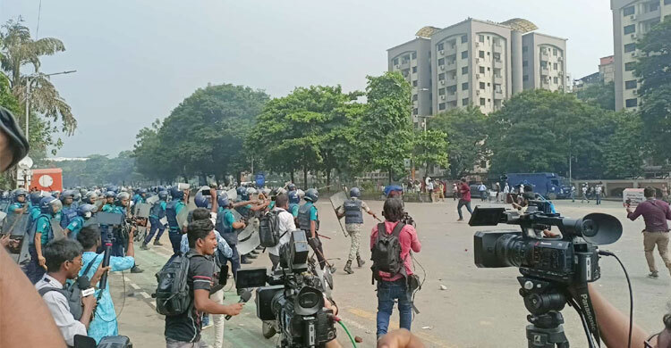 সংসদের সামনে পুলিশের সঙ্গে আন্দোলনকারীদের ধাওয়া-পাল্টা ধাওয়া