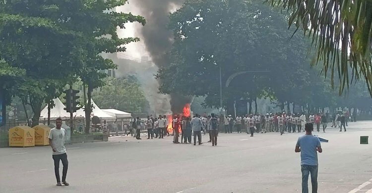 পুলিশের সঙ্গে জুলাই যোদ্ধাদের সংঘর্ষ, গাড়ি ভাঙচুর-সড়কে আগুন