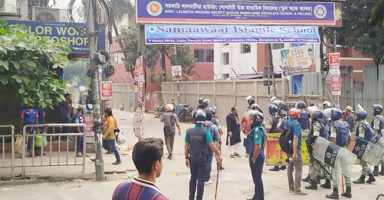 ধাওয়া খেয়ে গলিতে জুলাই যোদ্ধারা, সাউন্ড গ্রেনেড-ইটপাটকেল নিক্ষেপ