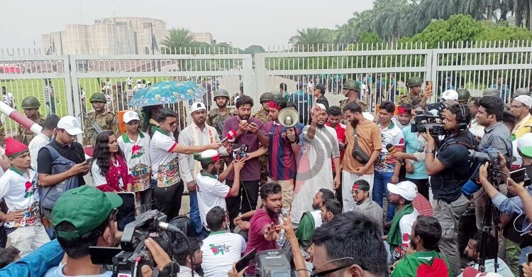 জাতীয় সংসদের দক্ষিণ প্লাজায় জুলাই যোদ্ধাদের অবস্থান