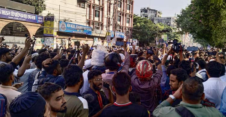 শেখ হাসিনার মৃত্যুদণ্ডের রায়ে ৩২ নম্বরে ছাত্রজনতার উল্লাস