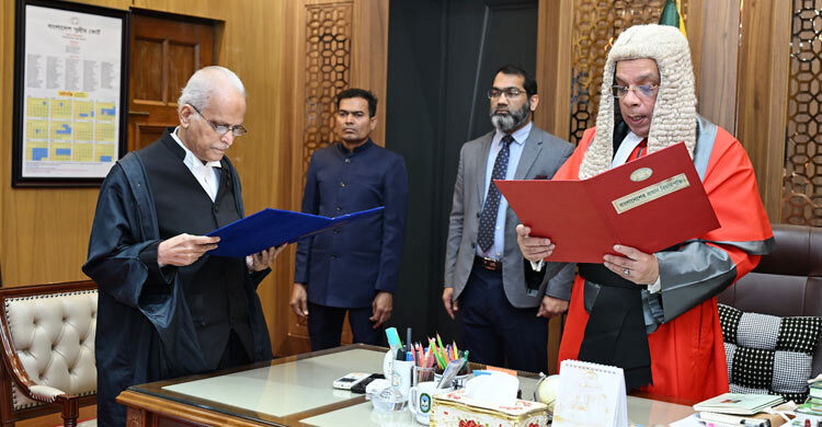 শপথ নিলেন বিচারপতি সৈয়দ এনায়েত হোসেন