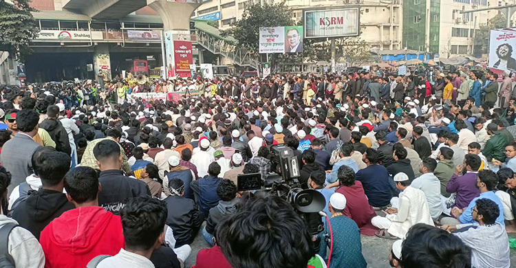 ‘আমরা সবাই হাদি হবো, যুগে যুগে লড়ে যাবো’ স্লোগানে উত্তাল শাহবাগ