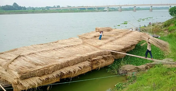 অবহেলার পাটকাঠিতে এখন লাখ টাকার ব্যবসা