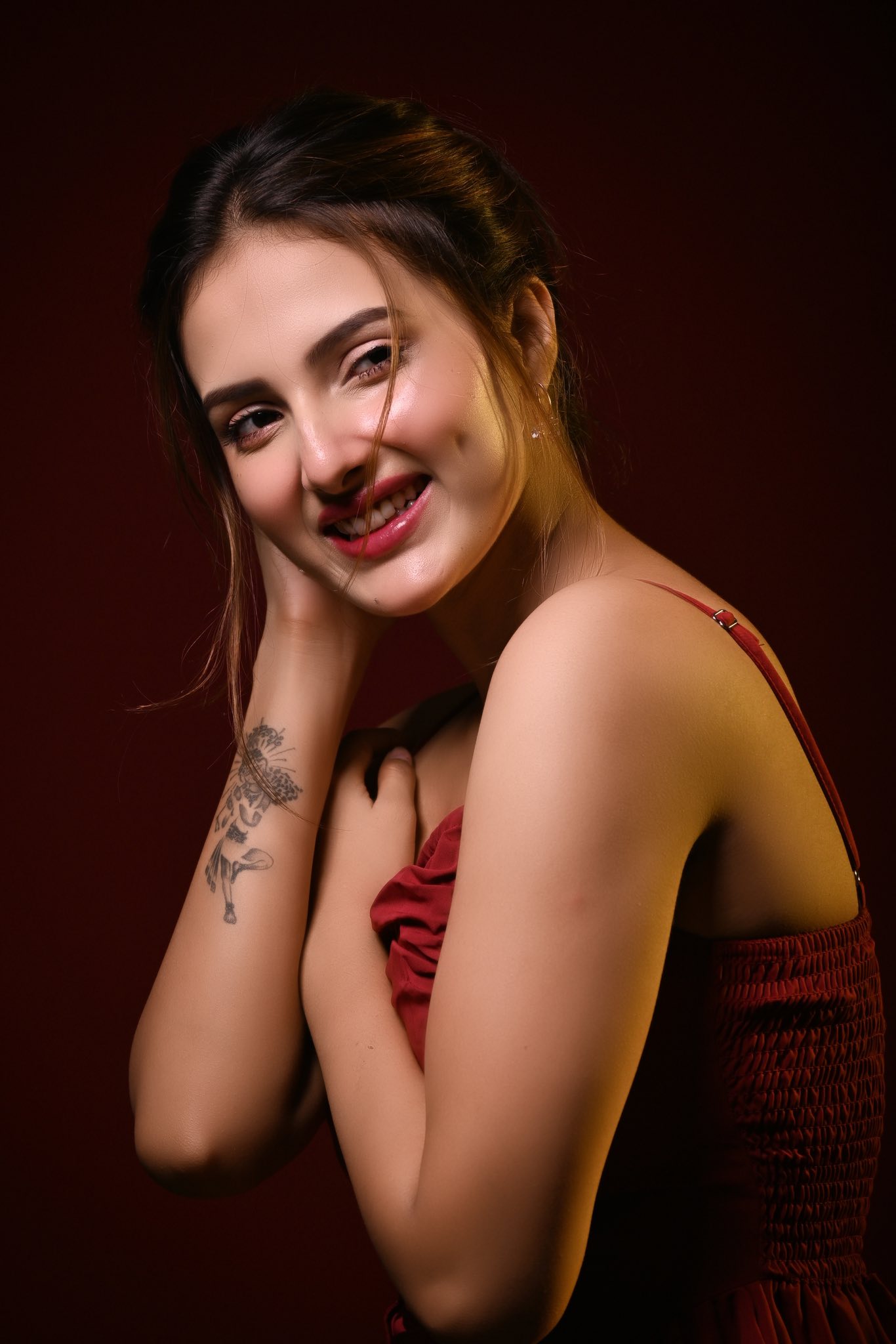 অভিনয় আর স্টাইলে নজর কাড়ছেন জ্যোতির্ময়ী