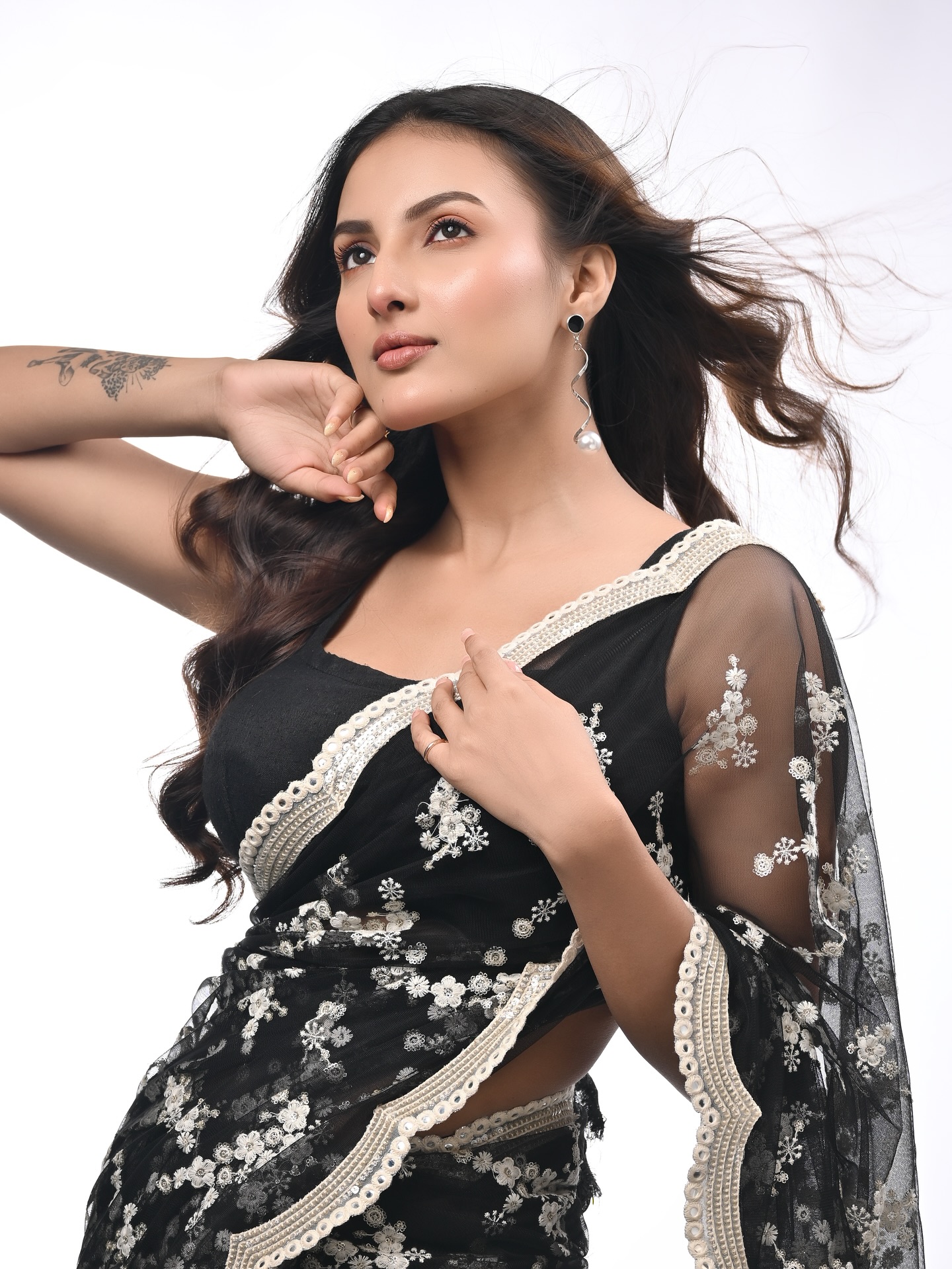 অভিনয় আর স্টাইলে নজর কাড়ছেন জ্যোতির্ময়ী