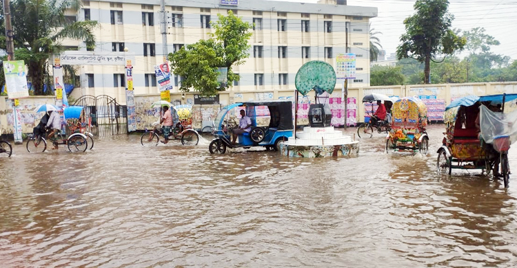 কুষ্টিয়ায় মৌসুমের সর্বোচ্চ বৃষ্টিতে শহরজুড়ে জলাবদ্ধতা