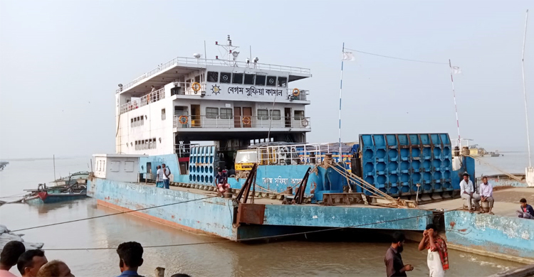 চালুর একমাস না যেতেই চিলমারীতে ফেরি চলাচল বন্ধ