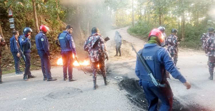 খাগড়াছড়িতে গাছের গুঁড়ি ফেলে সড়ক অবরোধ