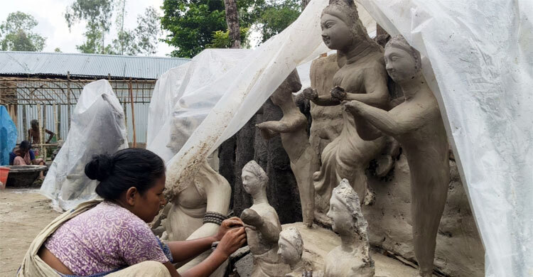 অর্ডার দ্বিগুণ, প্রতিমা তৈরিতে ব্যস্ত নারীরাও