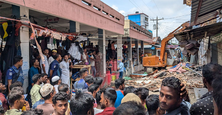 কলাপাড়ায় অবৈধ স্থাপনা ভেঙে দিয়েছেন ভ্রাম্যমাণ আদালত