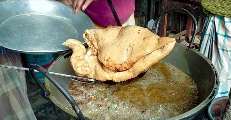 পাঁচ বন্ধুর ইচ্ছা পূরণে বানানো হলো ৪ কেজির দুই শিঙাড়া