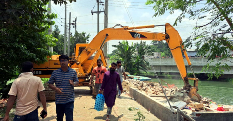 কুষ্টিয়ায় পাউবোর জমি থেকে অবৈধ স্থাপনা উচ্ছেদ