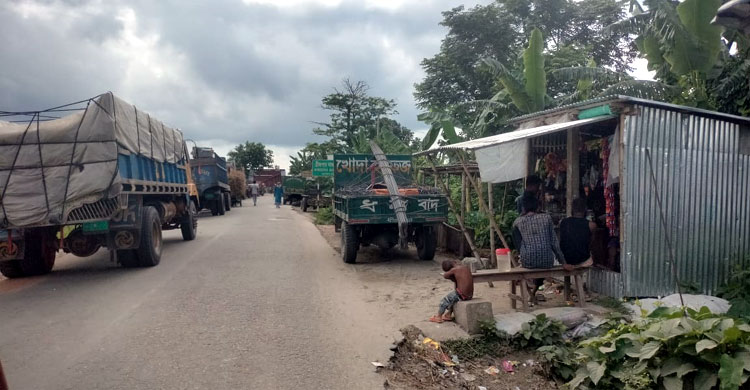 সেতুর পাটাতন ভেঙে আটকে গেলো ট্রাক, যান চলাচল বন্ধ