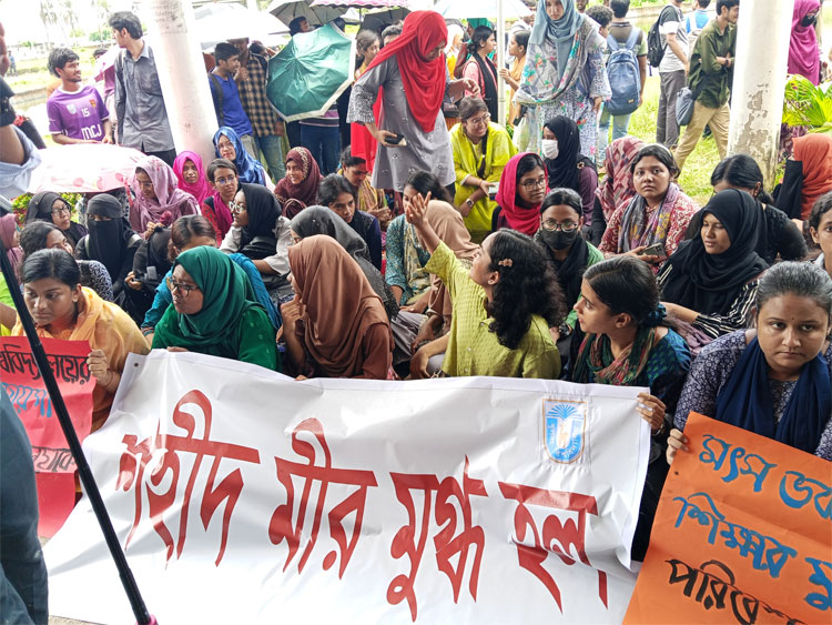 ক্যাম্পাস সীমানায় থাকা খামার দখল করে হল ঘোষণা খুবি শিক্ষার্থীদের