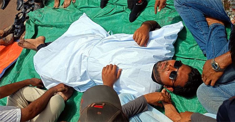 ভোট কারচুপির অভিযোগ, কাফনের কাপড় পরে দলীয় কার্যালয় ঘেরাও