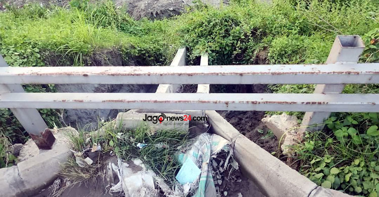 উদ্বোধনের আড়াই বছরেই দেবে গেছে সংযোগ সড়ক, ভোগান্তি চরমে