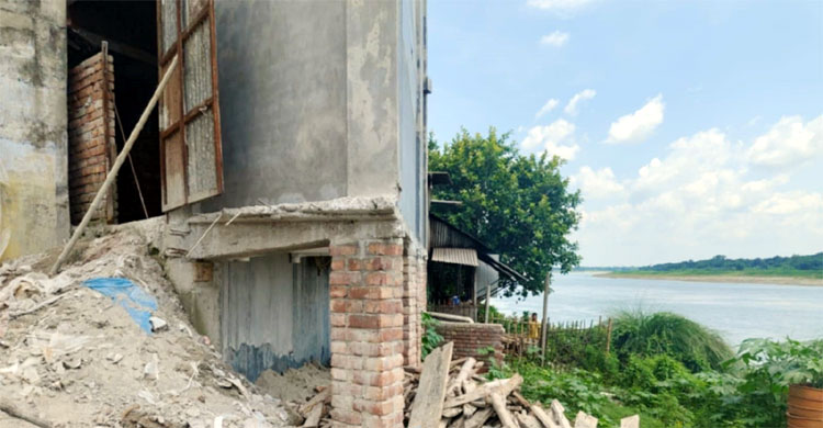 নদীর তীর দখল করে ভবন নির্মাণ, জানে না প্রশাসন