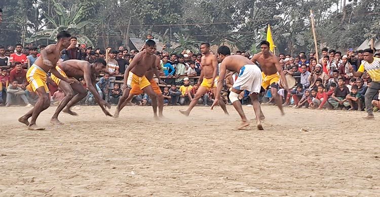 কাবাডি প্রতিযোগিতায় জিতে ষাঁড় উপহার পেলো বিবাহিত দল