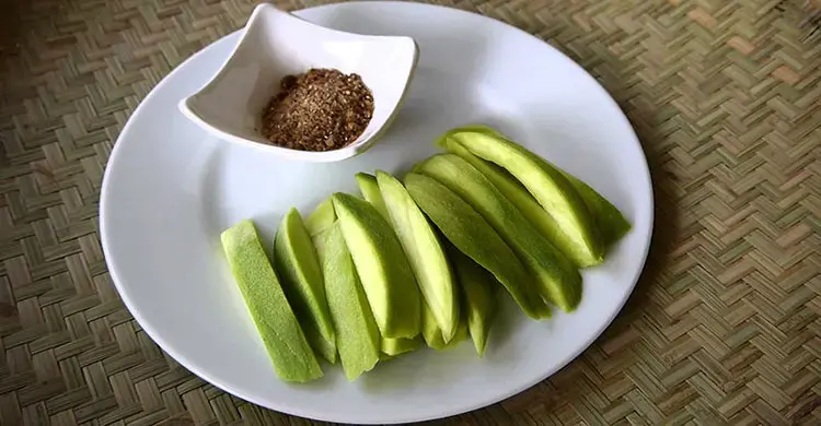 জানেন কাঁচা আম খেলে শরীরে কী ঘটে?