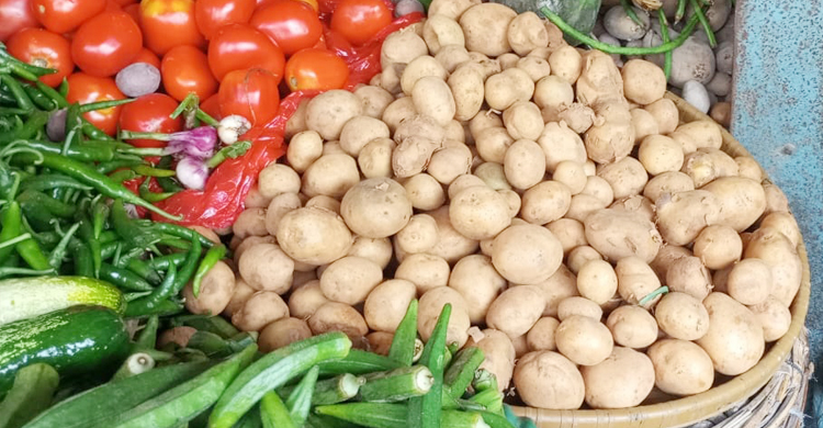 হিলিতে ভারতীয় নতুন আলু, কেজি ৮০