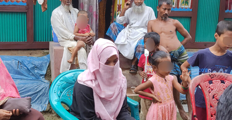 ৭ বছরের প্রেম, বিয়ের দাবিতে প্রেমিকের বাড়িতে তরুণীর অনশন