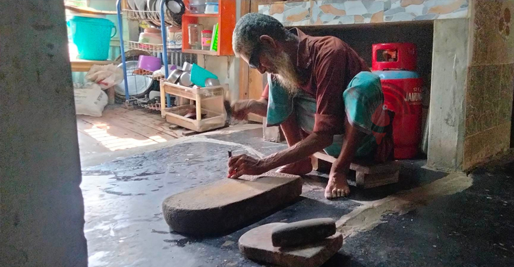 প্রযুক্তির ছোঁয়ায় হারাতে বসেছে শিলপাটা