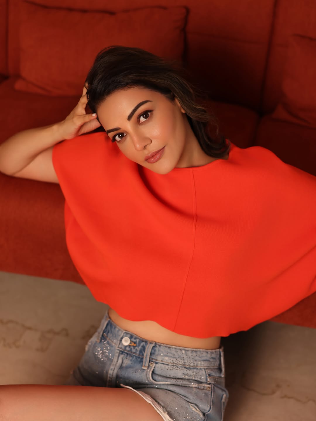 ডেনিম শর্টসে অনবদ্য কাজল