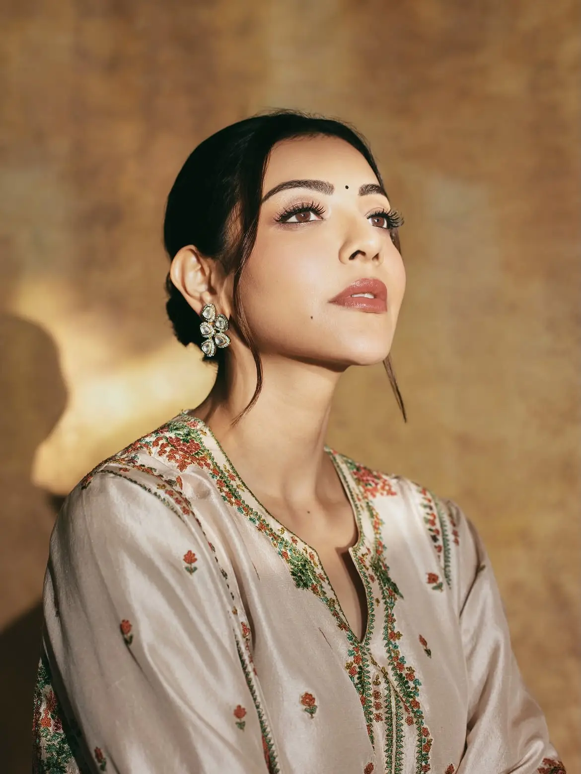 কাজলের স্নিগ্ধ লুকে মুগ্ধ ফ্যাশনপ্রেমীরা