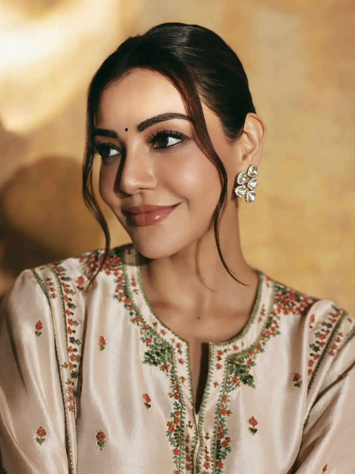 কাজলের স্নিগ্ধ লুকে মুগ্ধ ফ্যাশনপ্রেমীরা