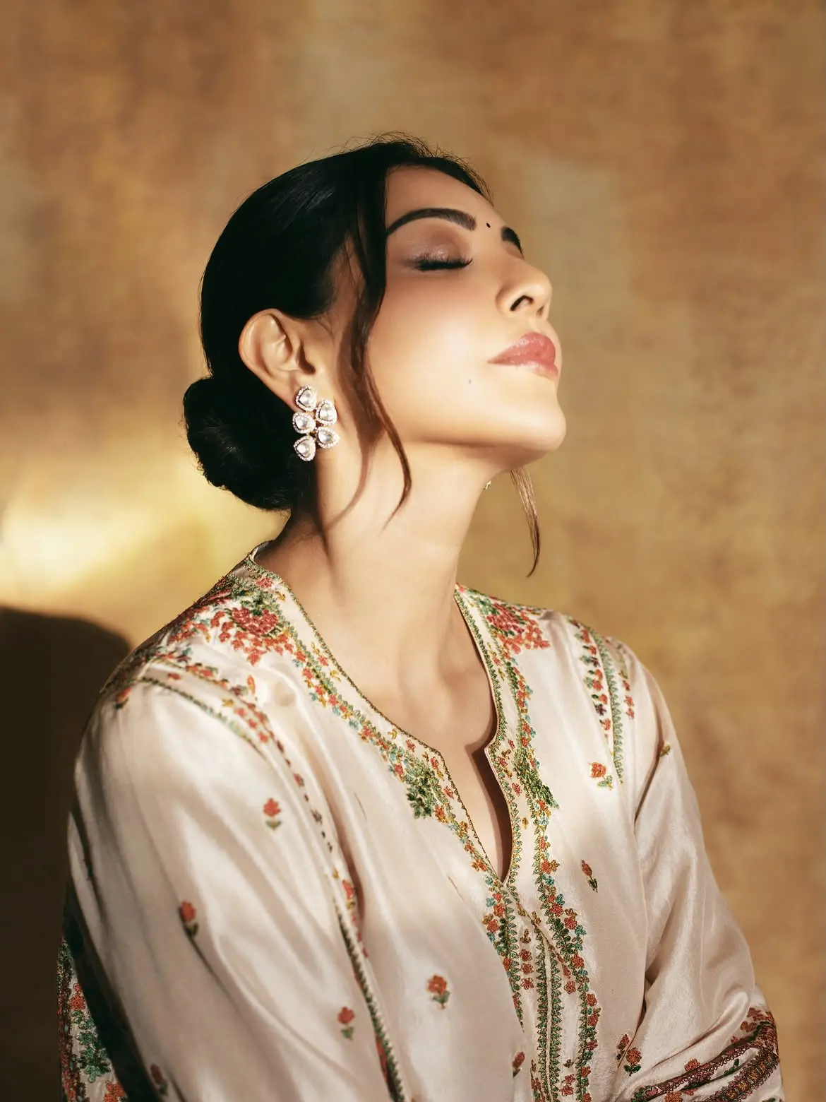 কাজলের স্নিগ্ধ লুকে মুগ্ধ ফ্যাশনপ্রেমীরা