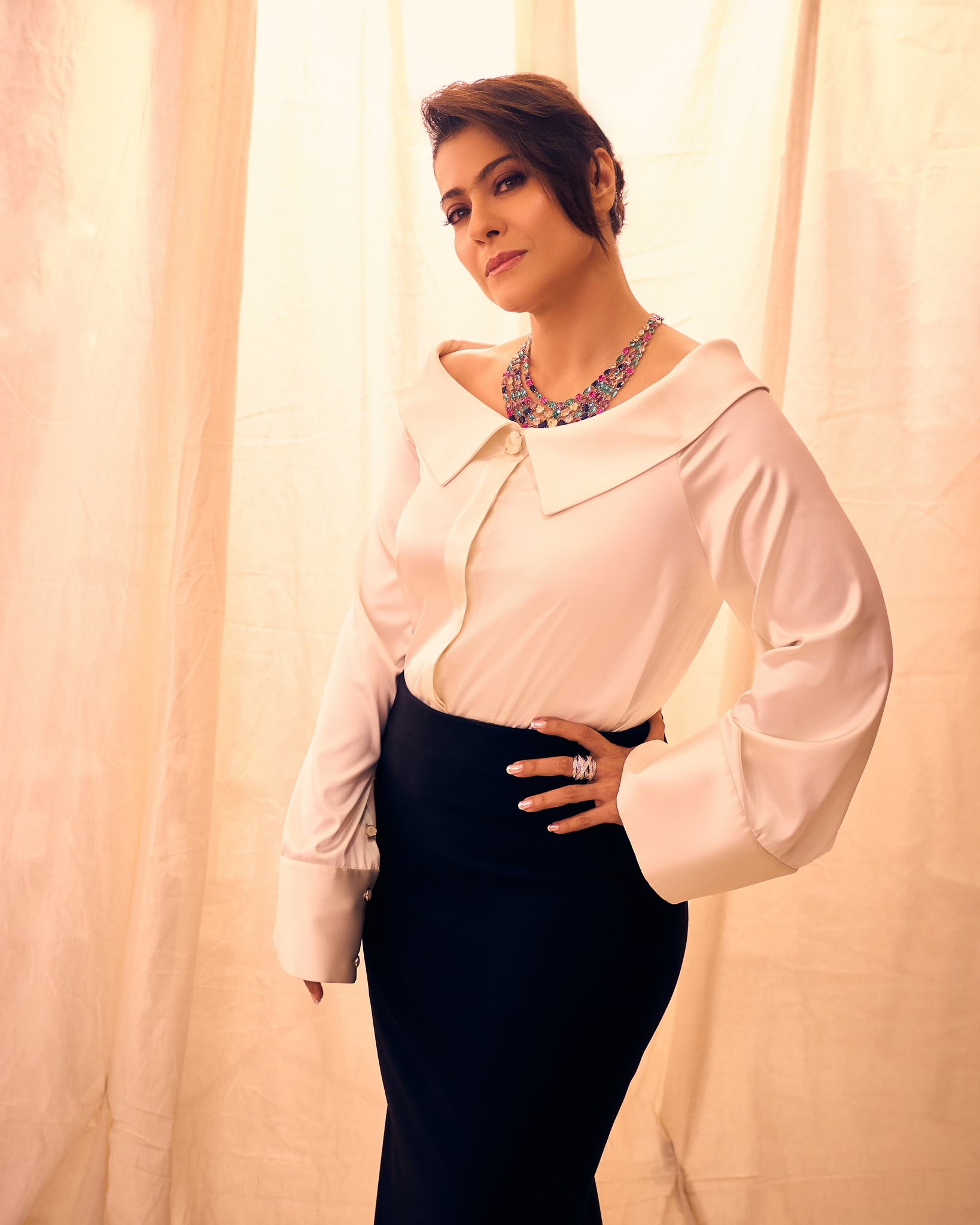 মিনিমাল সাজে অপরূপ বলিউড অভিনেত্রী কাজল