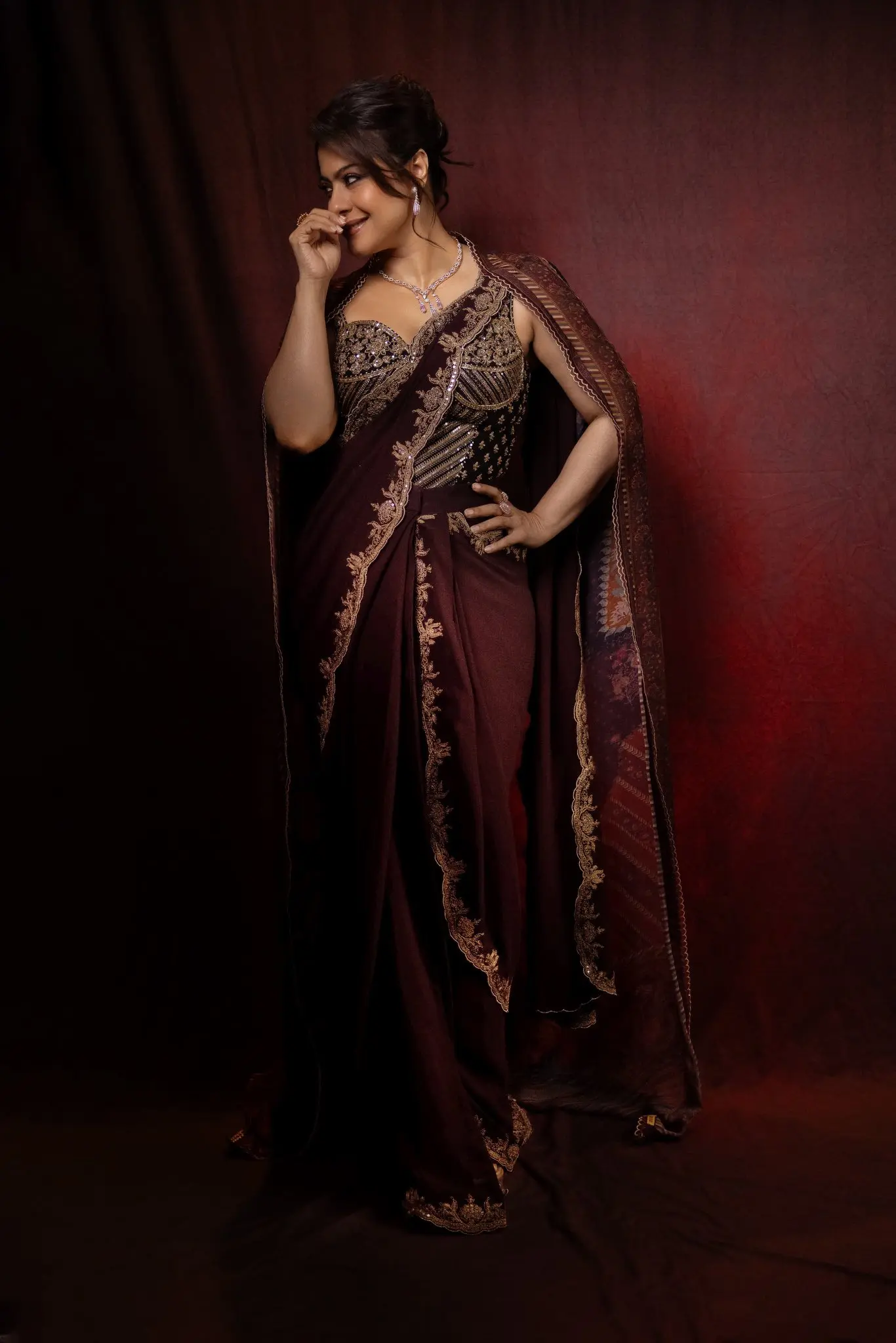 শাড়িতেই নজর কাড়ছেন কাজল