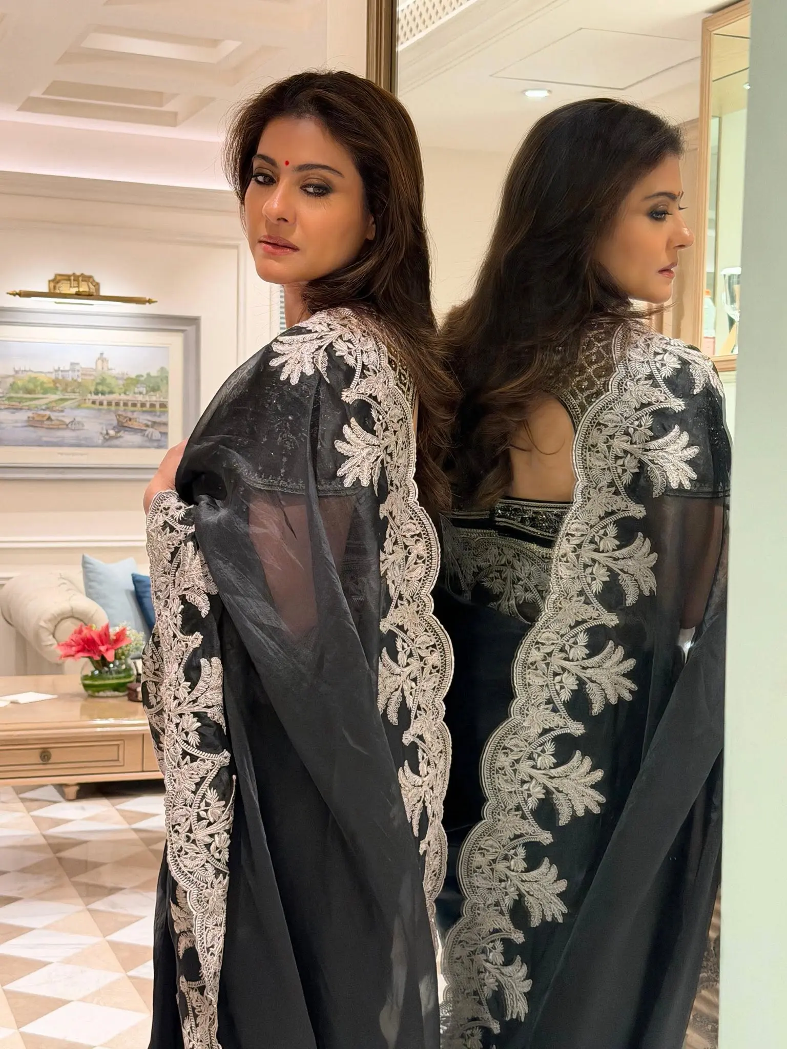 ৫১ বছর বয়সেও কাজল এত সতেজ ও আকর্ষণীয় আছেন কীভাবে