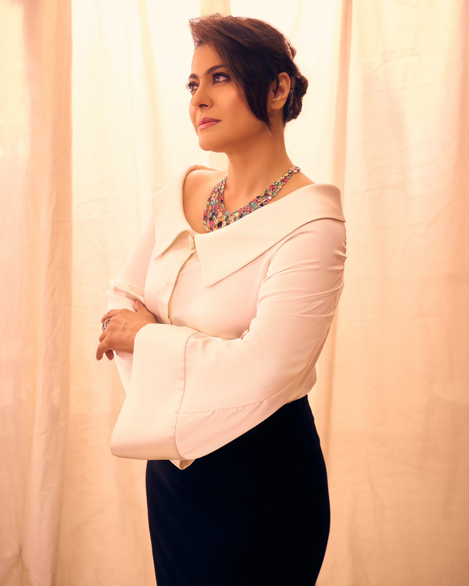 মিনিমাল সাজে অপরূপ বলিউড অভিনেত্রী কাজল