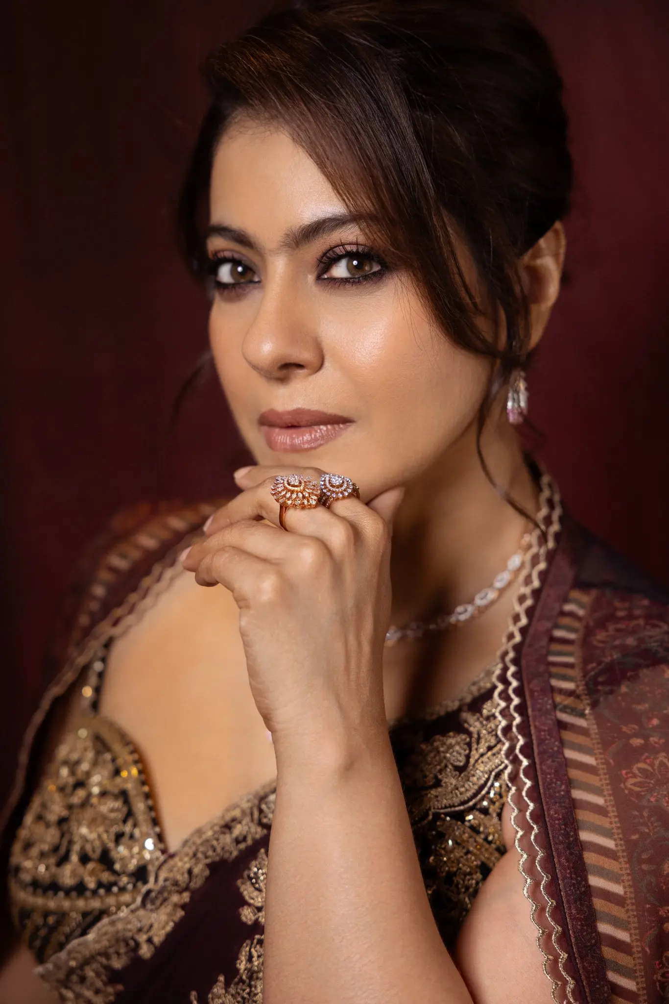 শাড়িতেই নজর কাড়ছেন কাজল