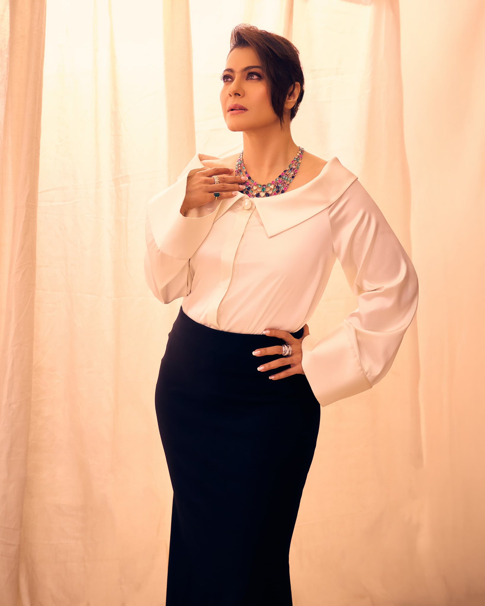 মিনিমাল সাজে অপরূপ বলিউড অভিনেত্রী কাজল